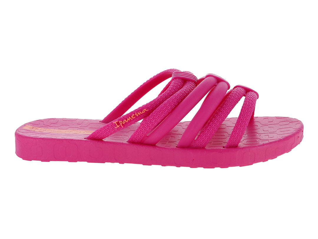 Sandalia Ipanema para niña en color rosa intenso con diseño de tiras transversales y suela plana.
