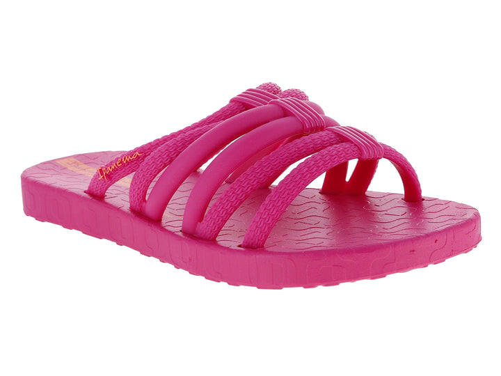 Sandalia Ipanema para niña en color rosa intenso con diseño de tiras transversales y suela plana.