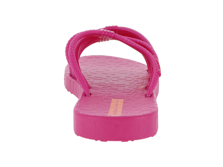 Sandalia Ipanema para niña en color rosa intenso con diseño de tiras transversales y suela plana.