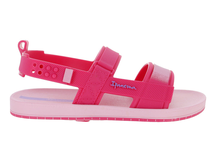Sandalia Ipanema para niña en color rosa con correas ajustables y suela plana.