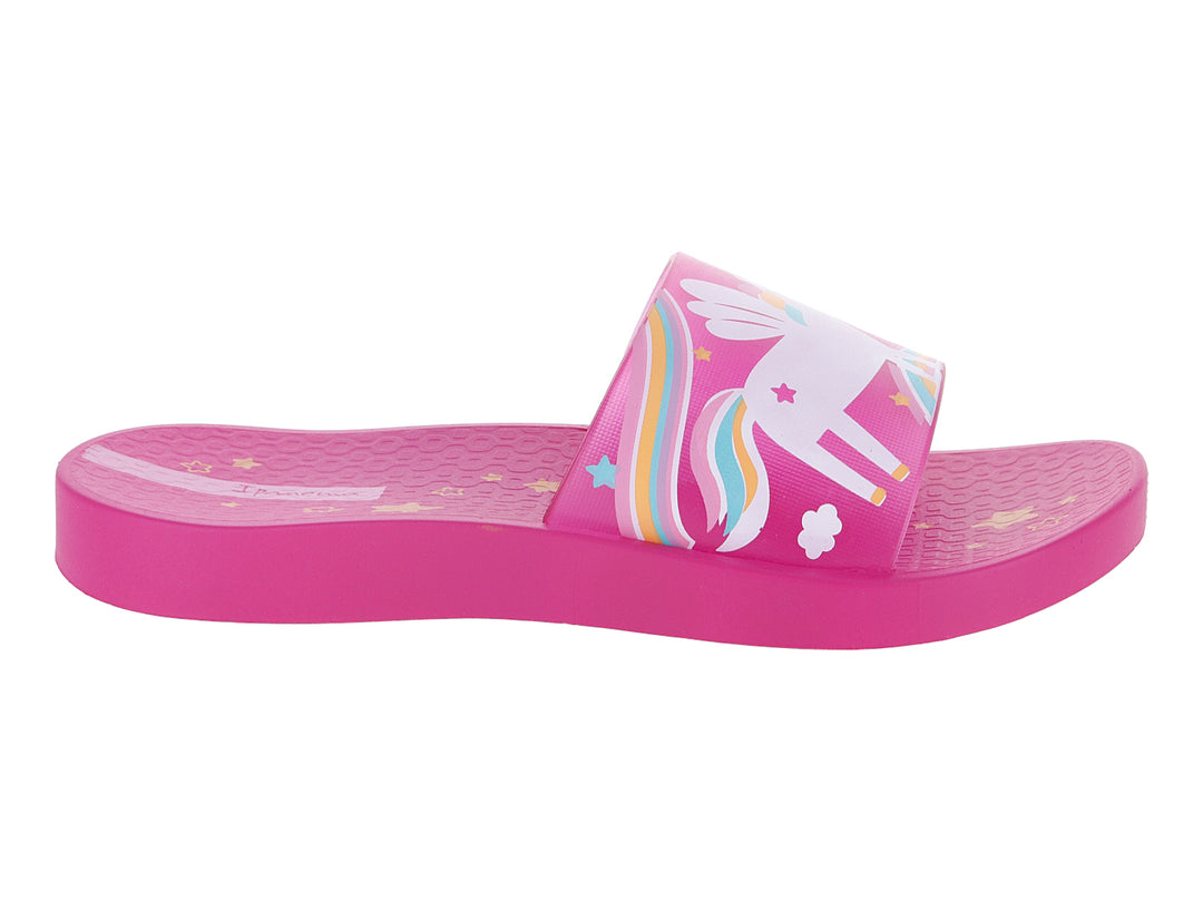 Sandalia slide rosa para niños con estampado de unicornio multicolor en la banda.