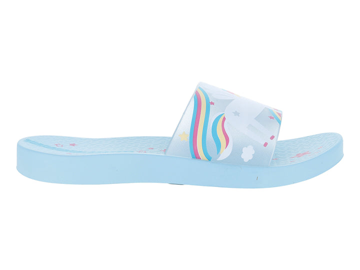 Sandalia slide infantil Ipanema color azul claro con correa decorada con colores de arcoíris.