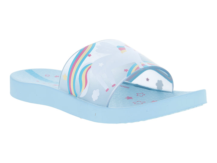 Sandalia slide infantil Ipanema color azul claro con correa decorada con colores de arcoíris.