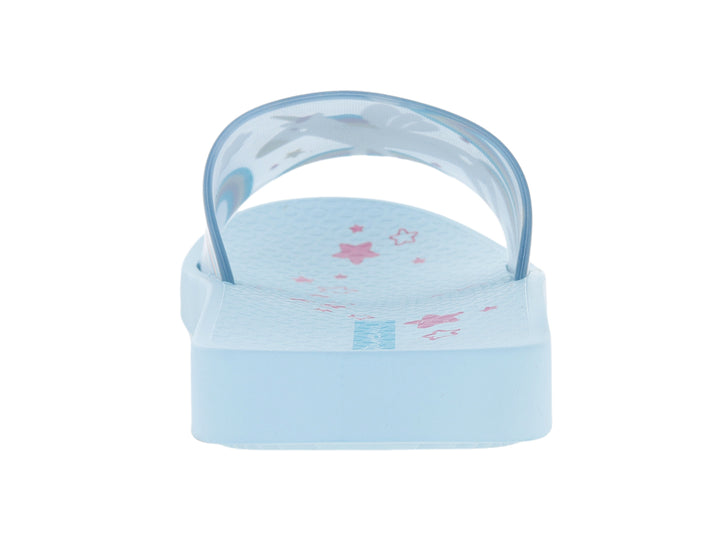 Sandalia slide infantil Ipanema color azul claro con correa decorada con colores de arcoíris.