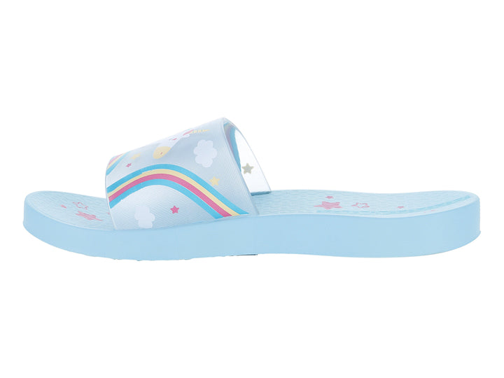 Sandalia slide infantil Ipanema color azul claro con correa decorada con colores de arcoíris.