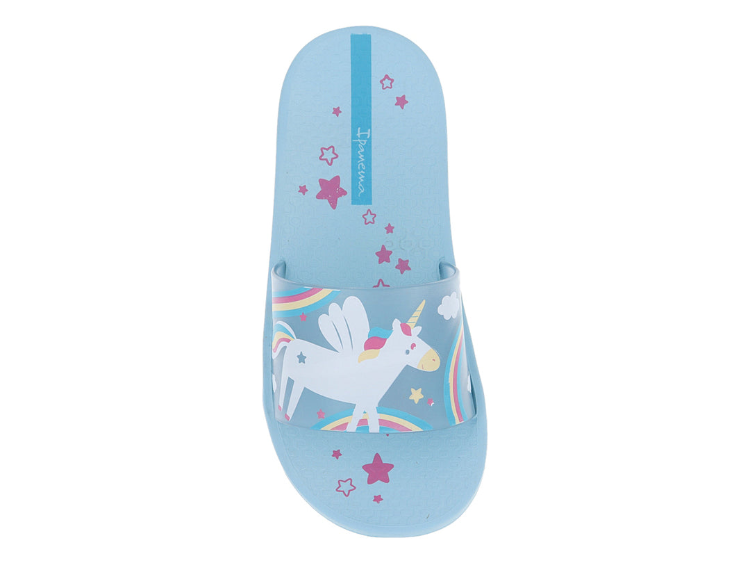 Sandalia slide infantil Ipanema color azul claro con correa decorada con colores de arcoíris.