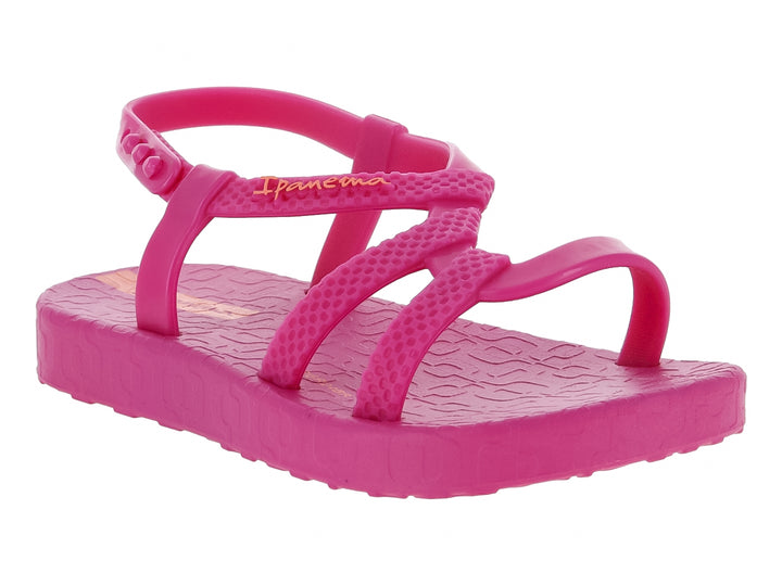 Sandalia rosa para bebé de la marca Ipanema con correa ajustable y suela texturizada.