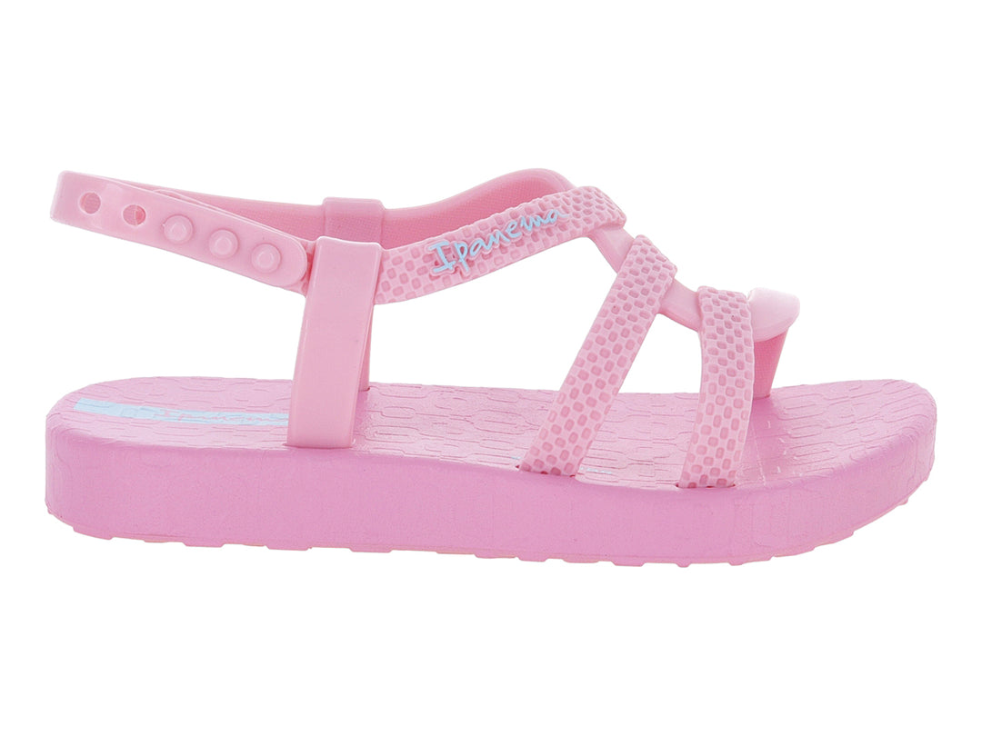Sandalia Ipanema para bebé en color rosa claro con correas ajustables y suela plana.