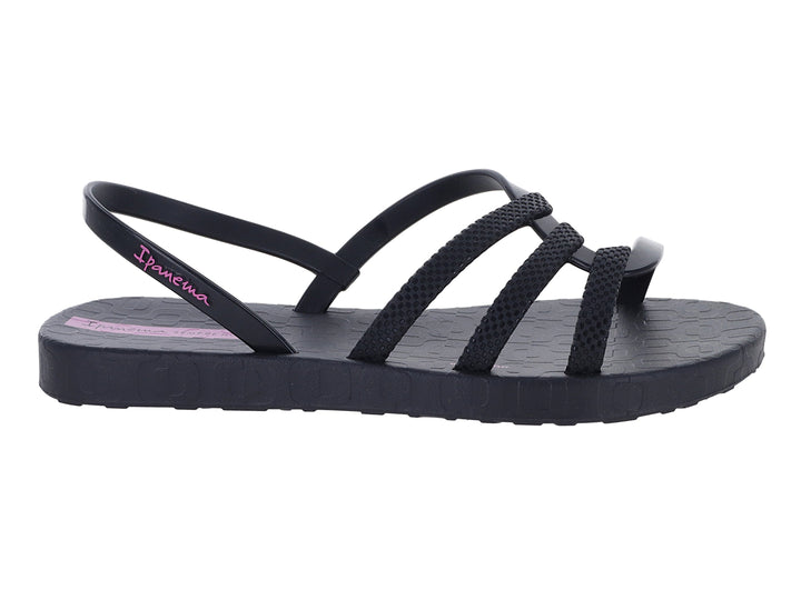 Sandalia infantil Ipanema de color negro con tiras texturizadas y logotipo en color lila.