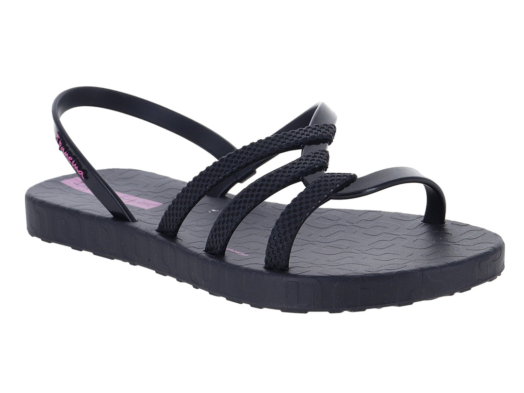 Sandalia infantil Ipanema de color negro con tiras texturizadas y logotipo en color lila.