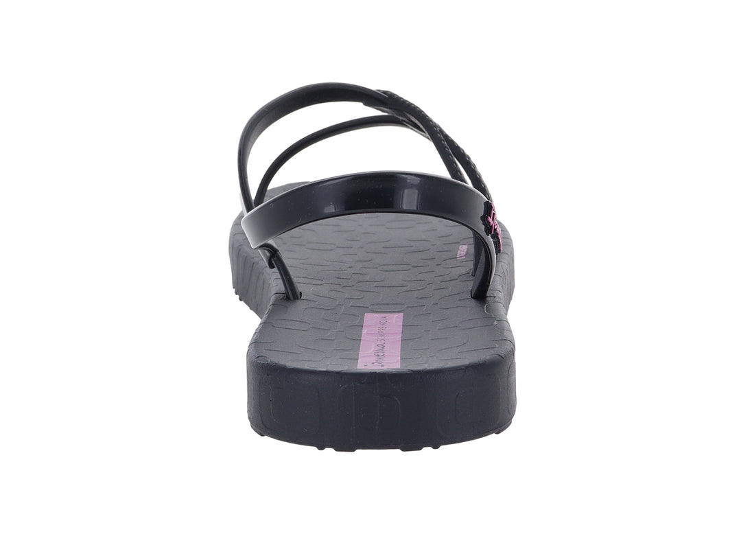 Sandalia infantil Ipanema de color negro con tiras texturizadas y logotipo en color lila.