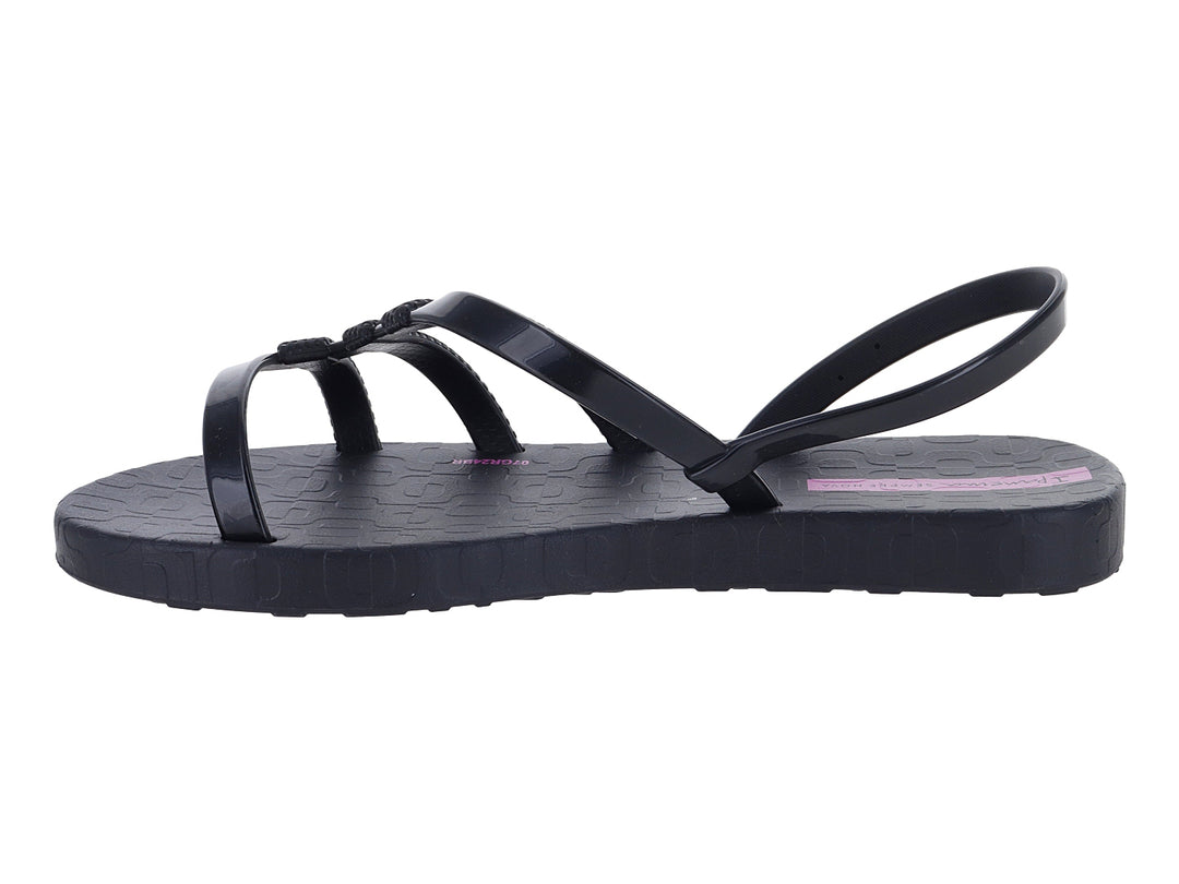 Sandalia infantil Ipanema de color negro con tiras texturizadas y logotipo en color lila.