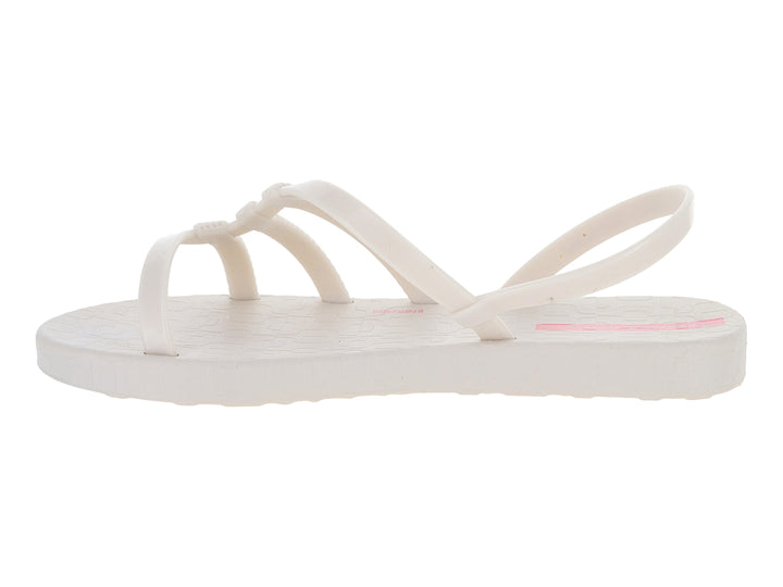 Sandalia infantil Ipanema de color hueso con tiras cruzadas y detalles en rosa.