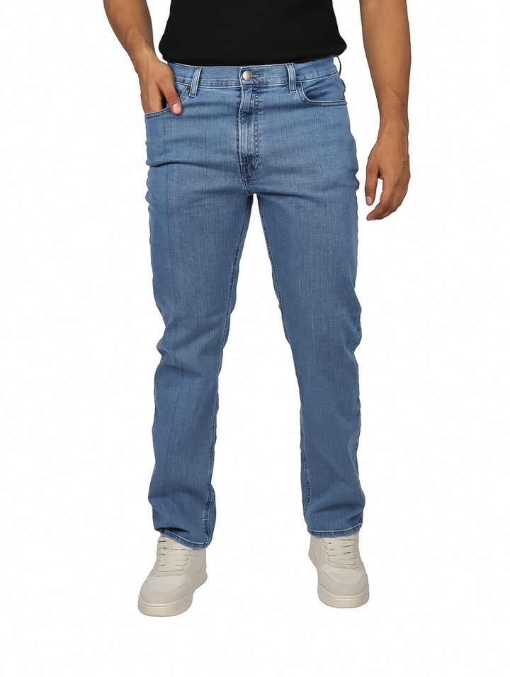 Pantalones jeans color azul claro estilo casual para hombre.
