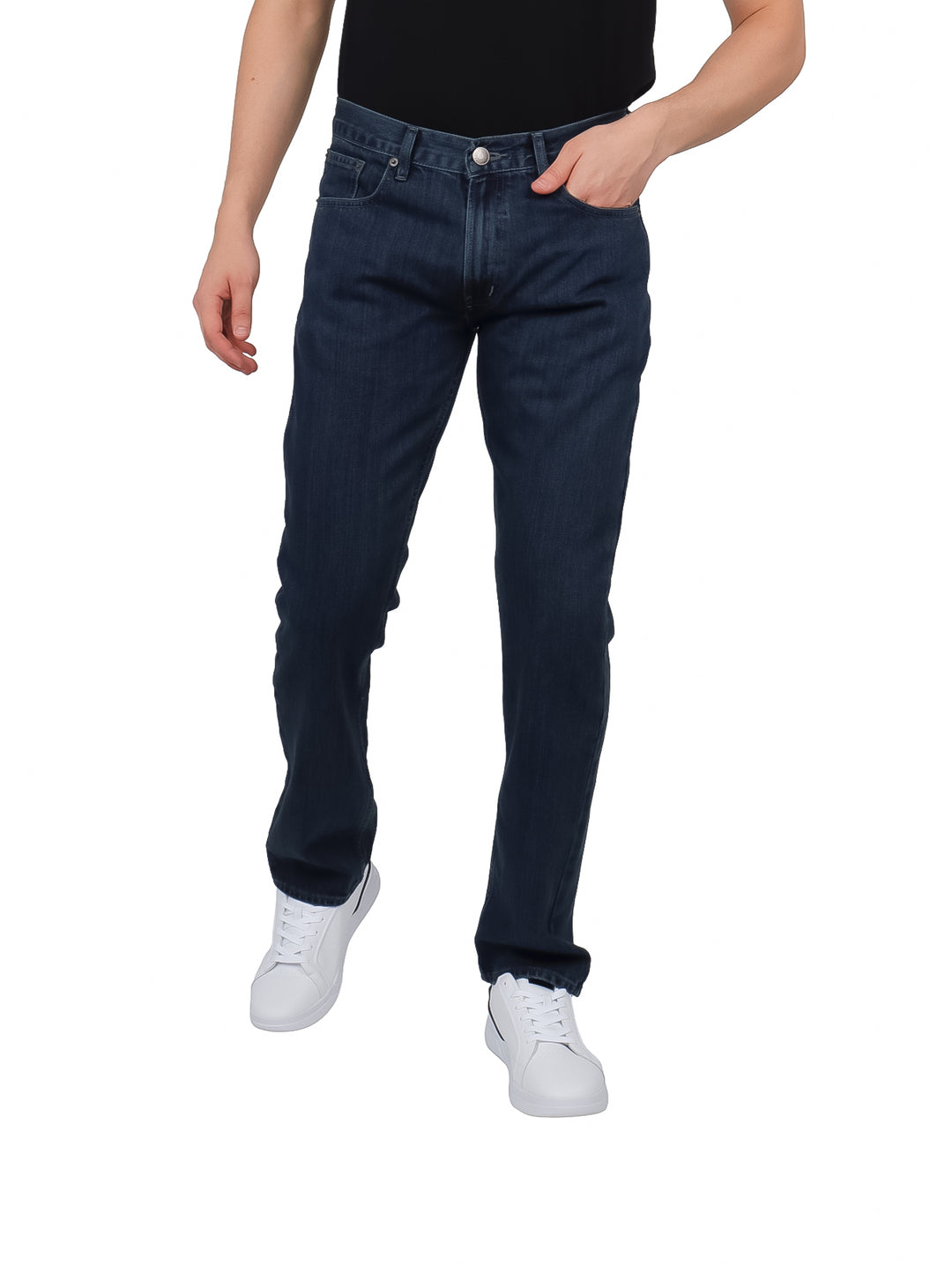 Hombre vistiendo pantalones jeans color carbon de corte recto y estilo casual.