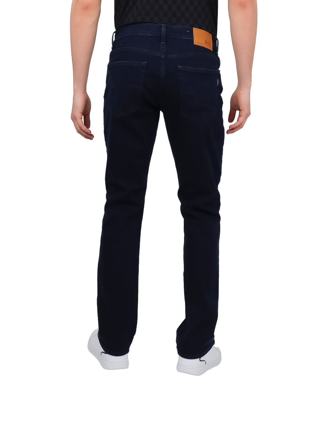 Hombre vistiendo pantalones jeans color azul marino oscuro y tenis blancos.