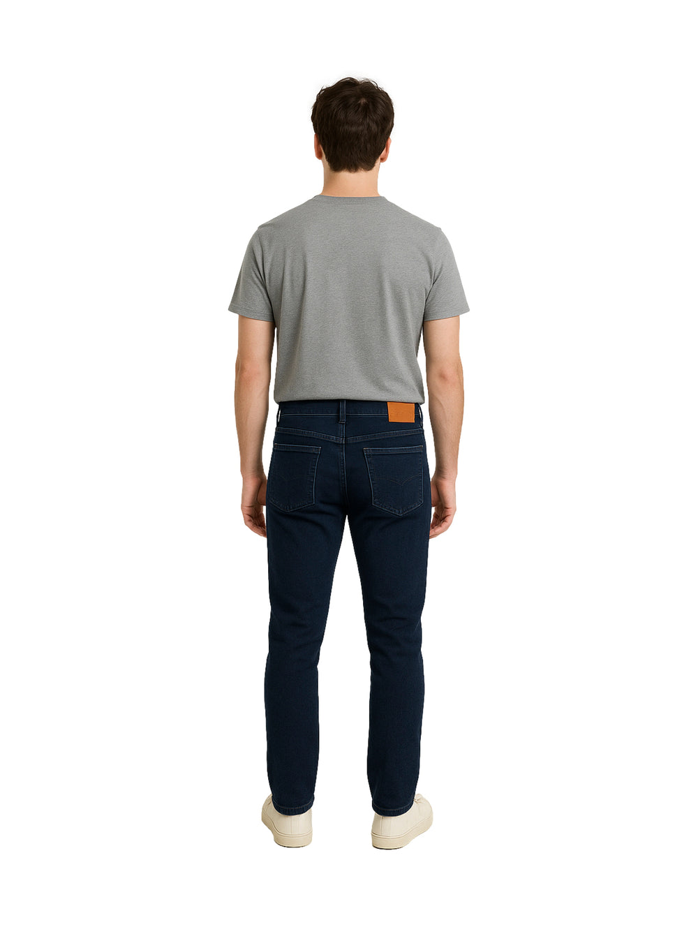Hombre vistiendo pantalones jeans color azul marino oscuro de corte casual.