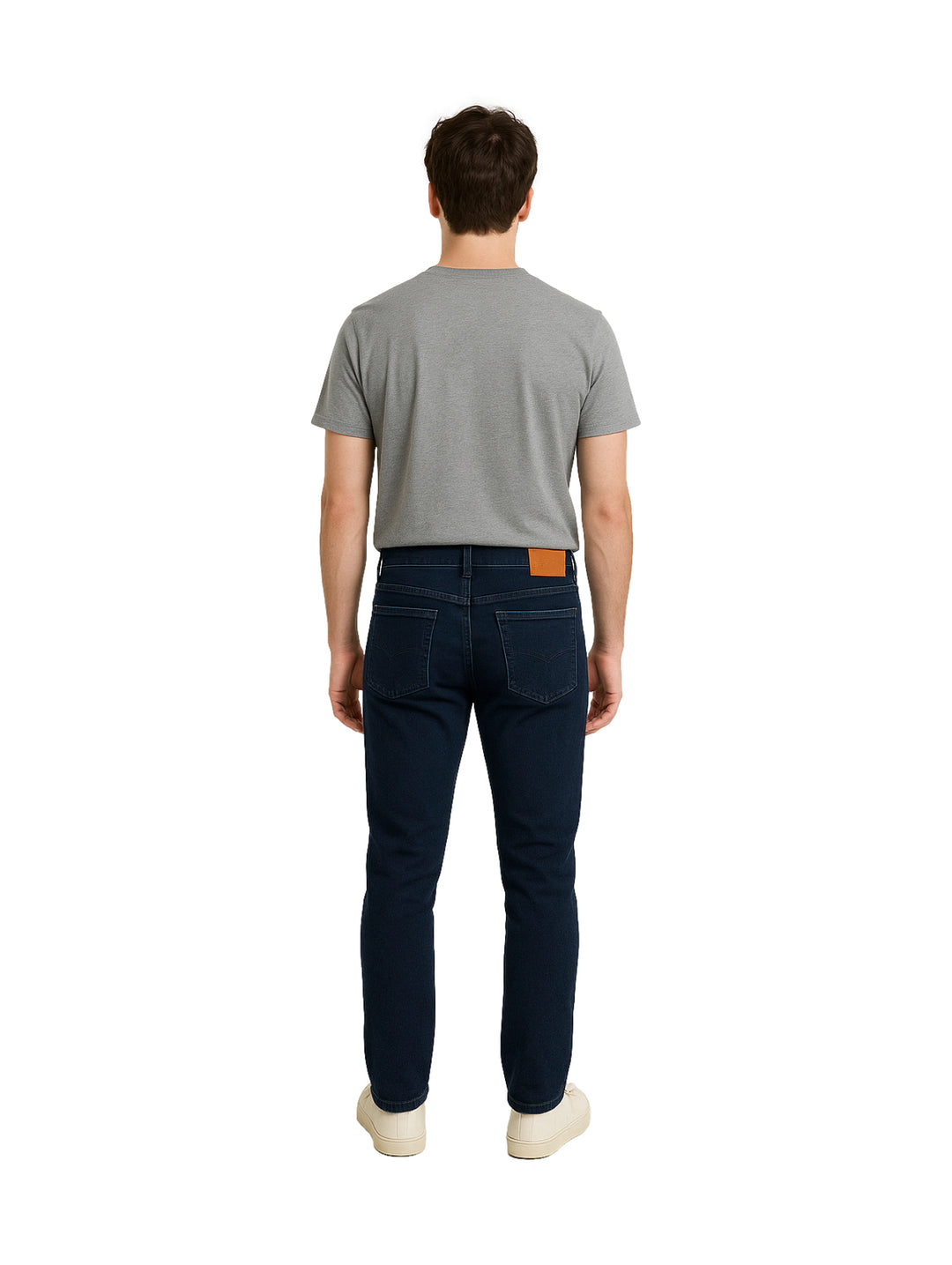 Hombre vistiendo pantalones jeans color azul marino oscuro de corte casual.