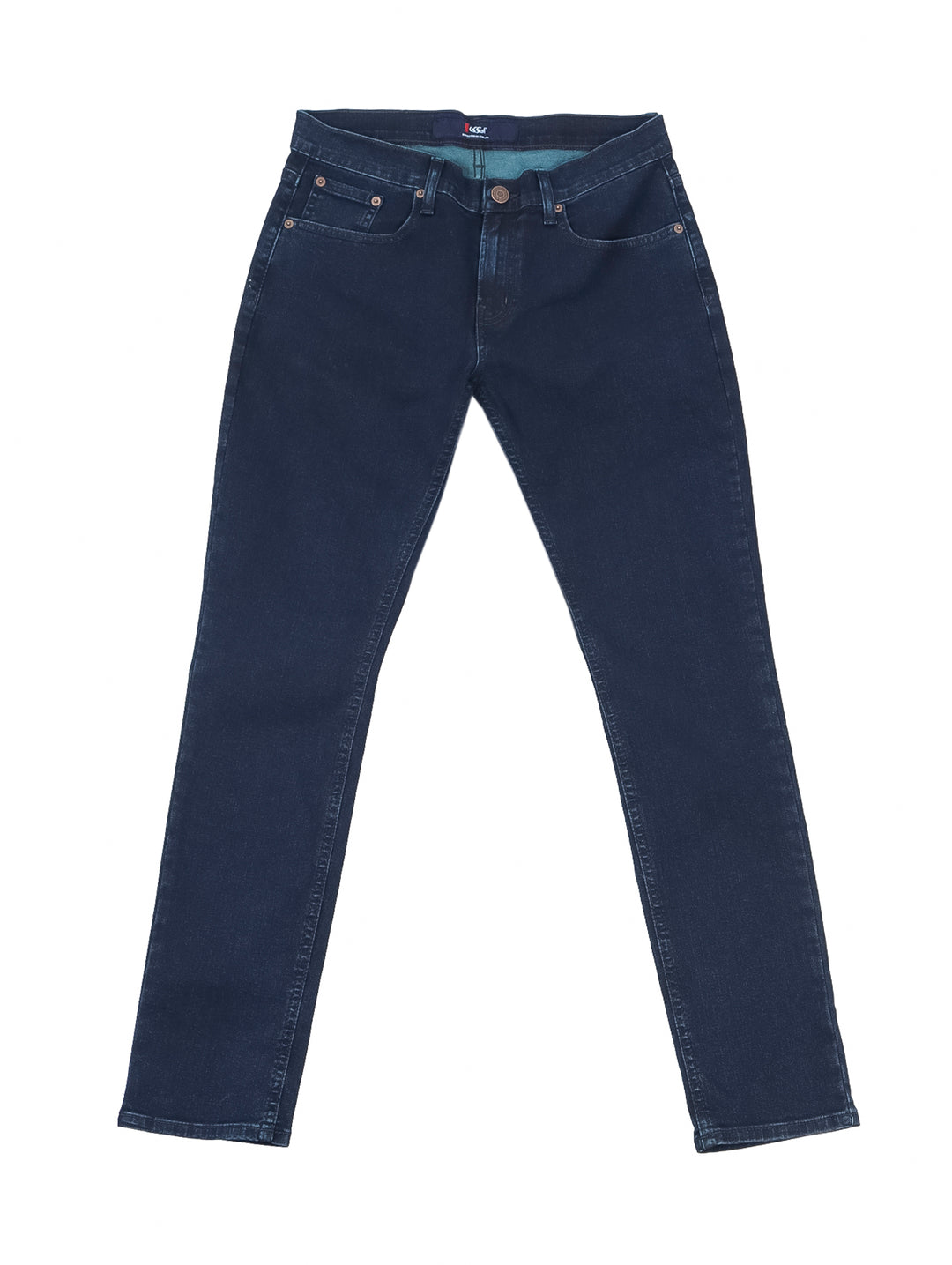 Hombre vistiendo pantalones jeans color azul marino oscuro de corte casual.