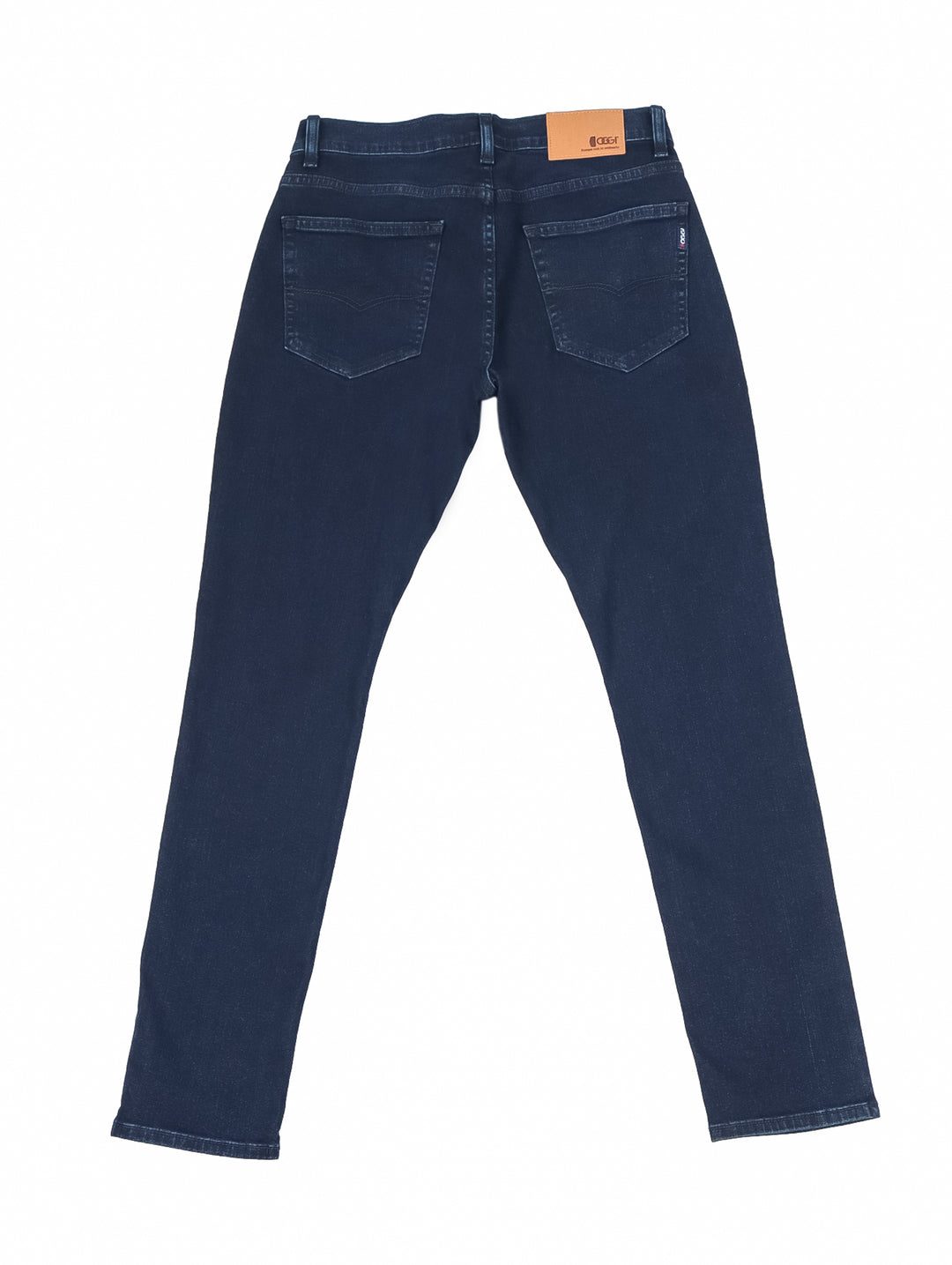 Hombre vistiendo pantalones jeans color azul marino oscuro de corte casual.