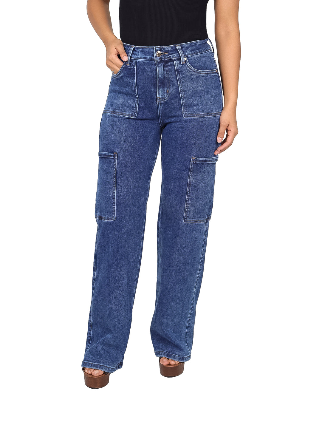 Mujer vistiendo pantalones jeans cargo de mezclilla color azul con bolsillos laterales.