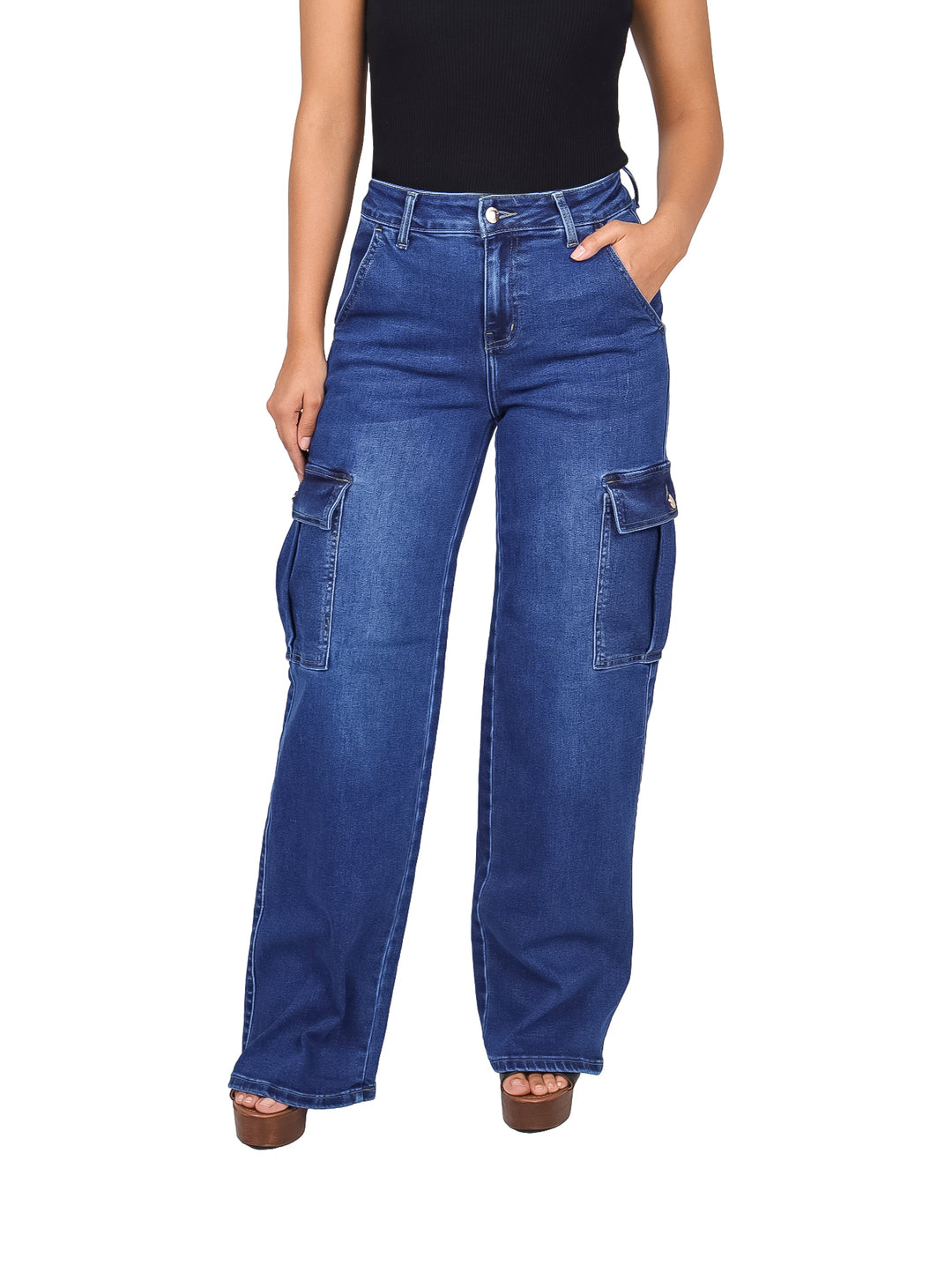 Mujer vistiendo pantalones jeans cargo de mezclilla azul con pierna ancha y bolsillos laterales.