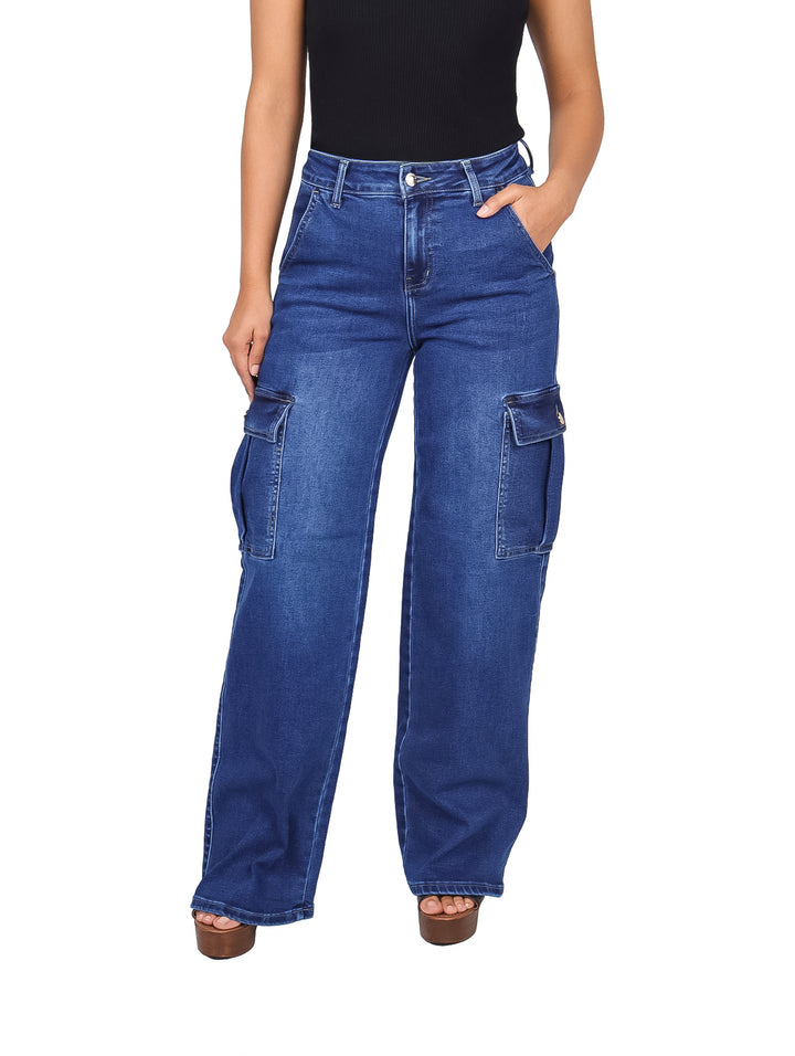 Mujer vistiendo pantalones jeans cargo de mezclilla azul con pierna ancha y bolsillos laterales.