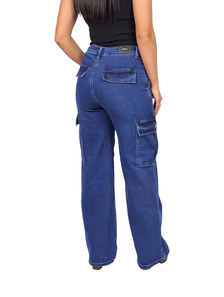 Mujer vistiendo pantalones jeans cargo de mezclilla azul con pierna ancha y bolsillos laterales.