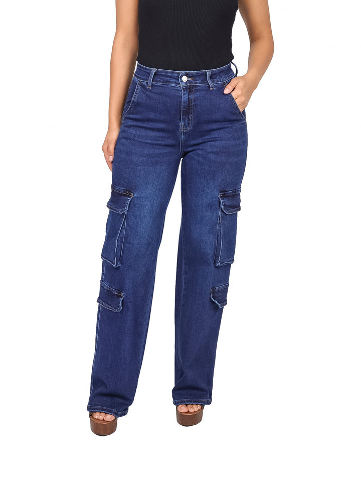 Mujer vistiendo pantalones jeans cargo color azul oscuro de pierna ancha y tiro alto.