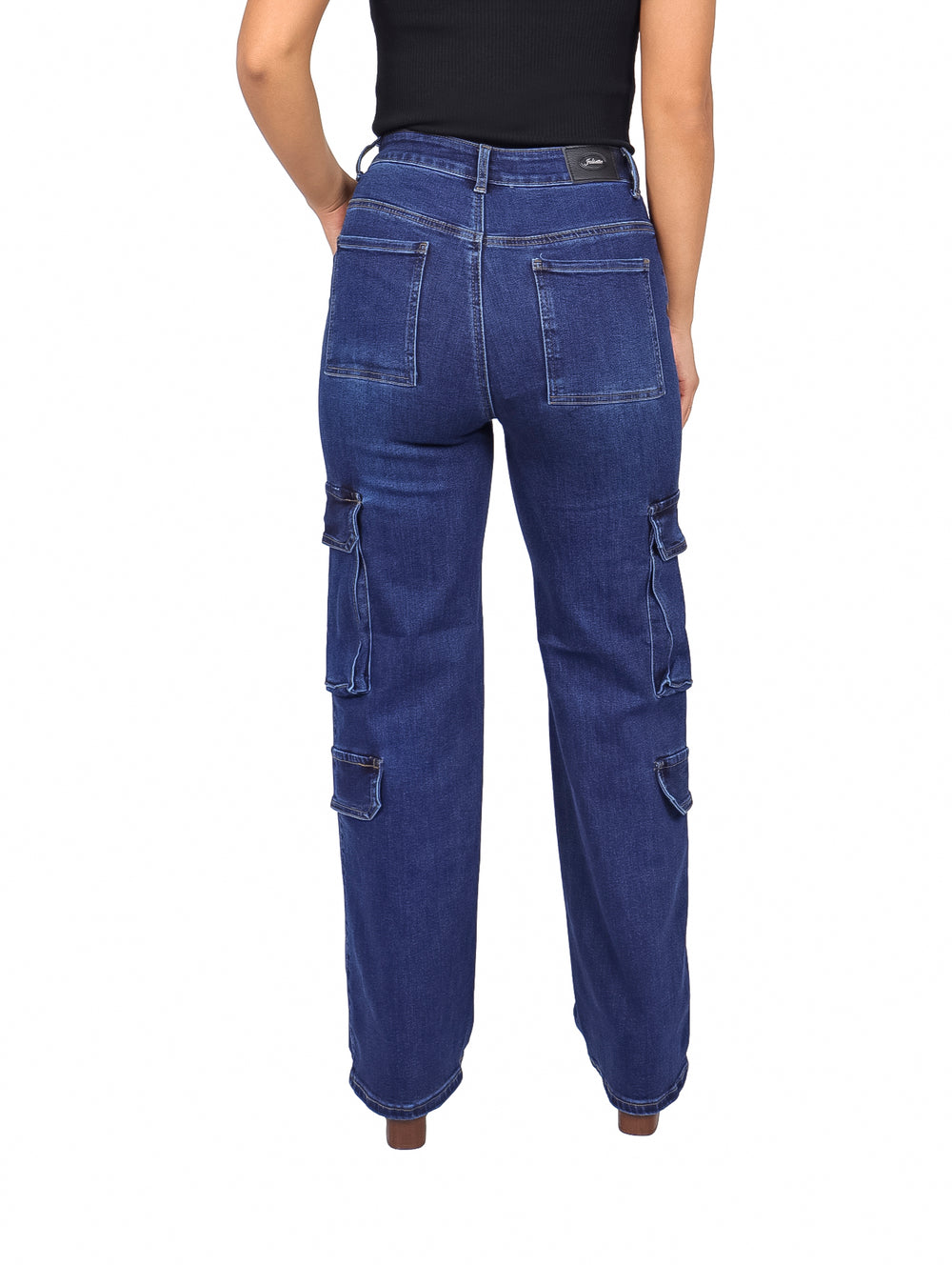 Mujer vistiendo pantalones jeans cargo color azul oscuro de pierna ancha y tiro alto.
