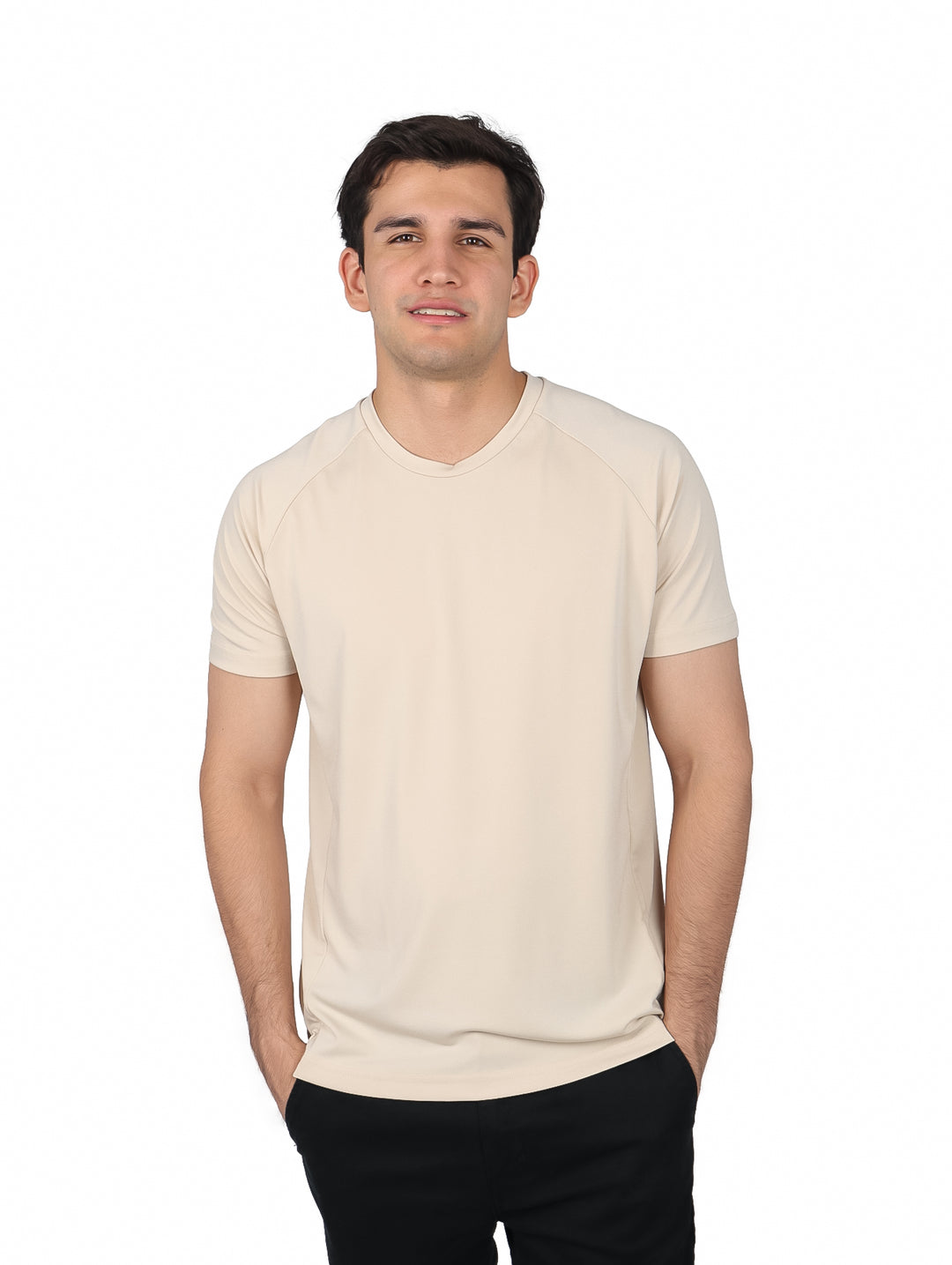 Hombre vistiendo una playera de manga corta color arena con cuello redondo.