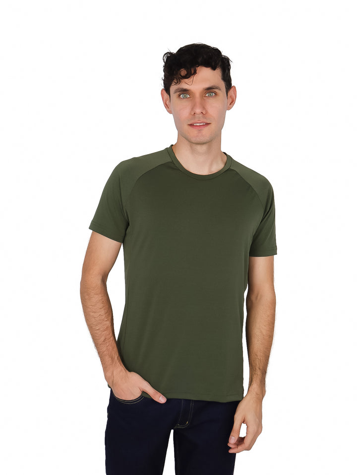 Hombre vistiendo una playera de color verde militar de manga corta y cuello redondo.