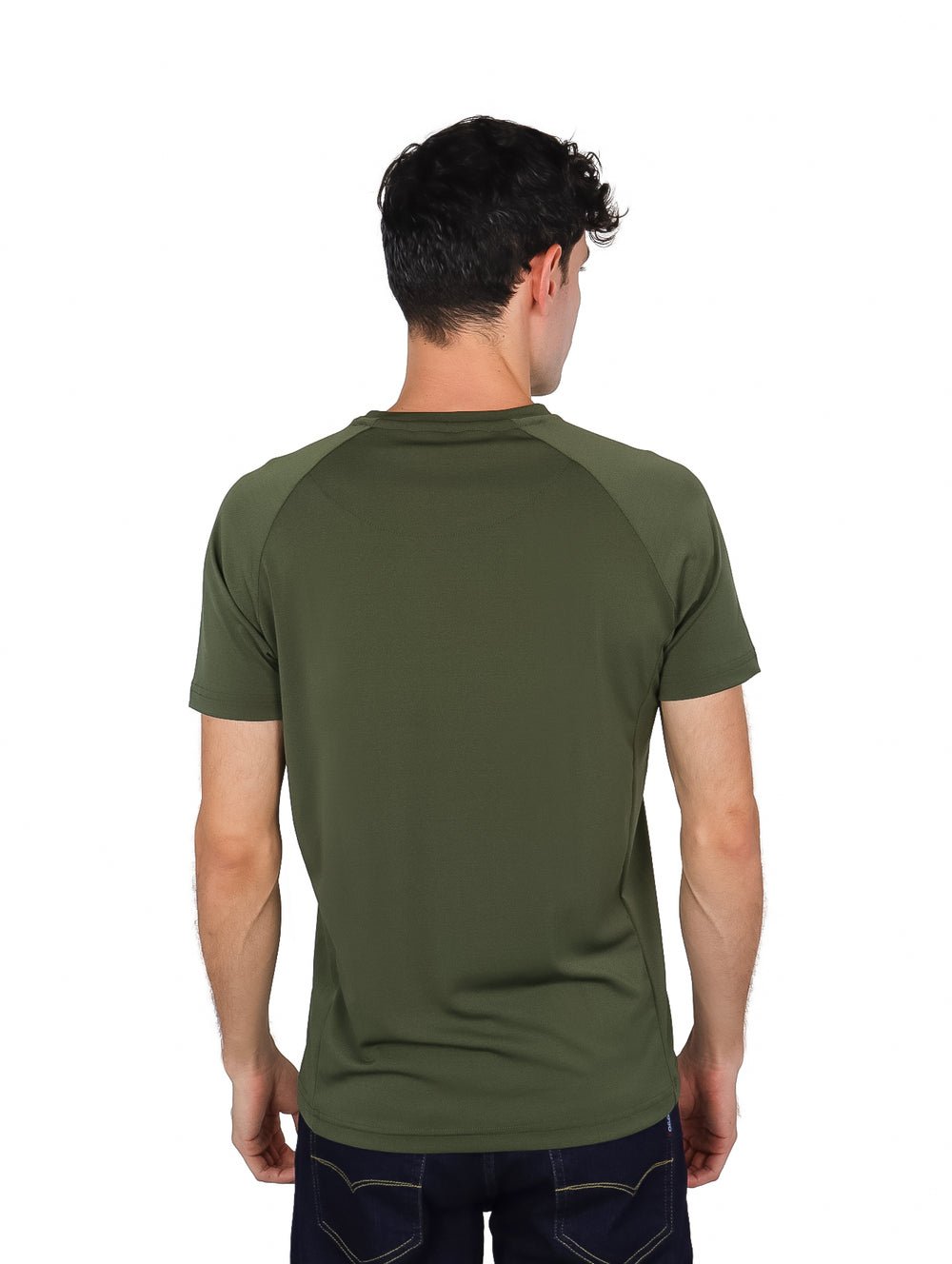 Hombre vistiendo una playera de color verde militar de manga corta y cuello redondo.
