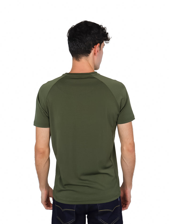 Hombre vistiendo una playera de color verde militar de manga corta y cuello redondo.