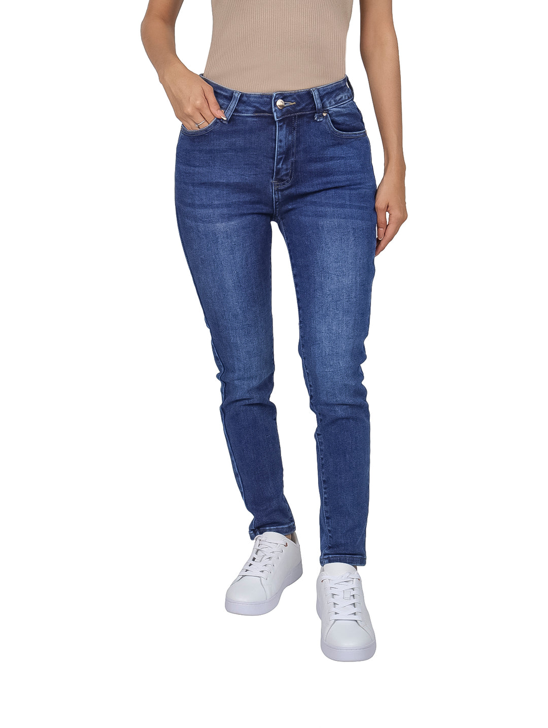 Mujer vistiendo pantalones jeans skinny de color azul con cintura alta y tenis blancos.