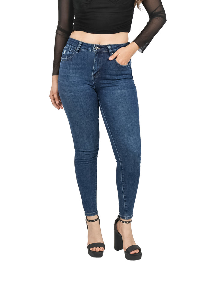 Mujer vistiendo pantalones jeans skinny de color azul oscuro y cintura alta.