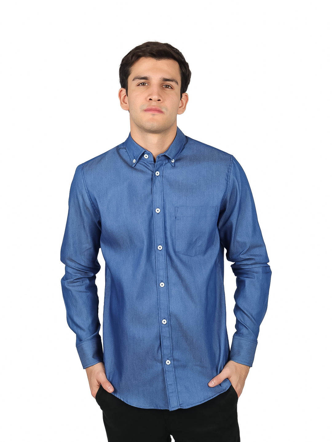 Hombre vistiendo una camisa de mezclilla azul de manga larga con botones blancos.