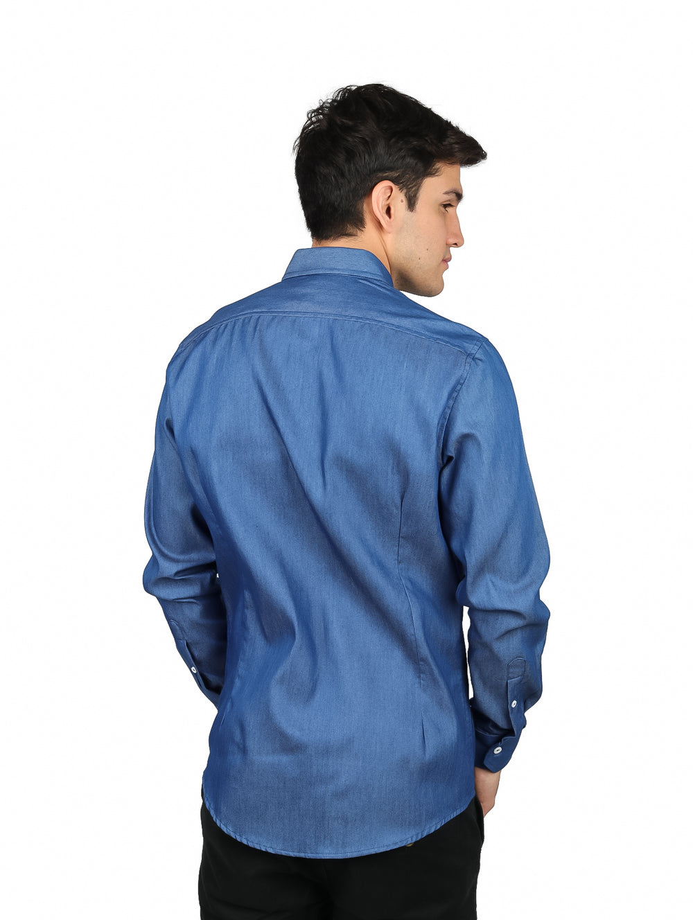 Hombre vistiendo una camisa de mezclilla azul de manga larga con botones blancos.