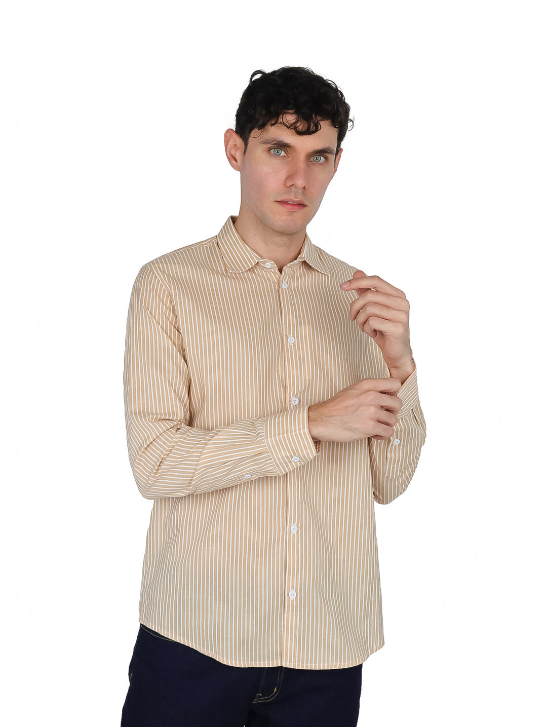 Hombre vistiendo una camisa de manga larga con rayas verticales en color beige y blanco.