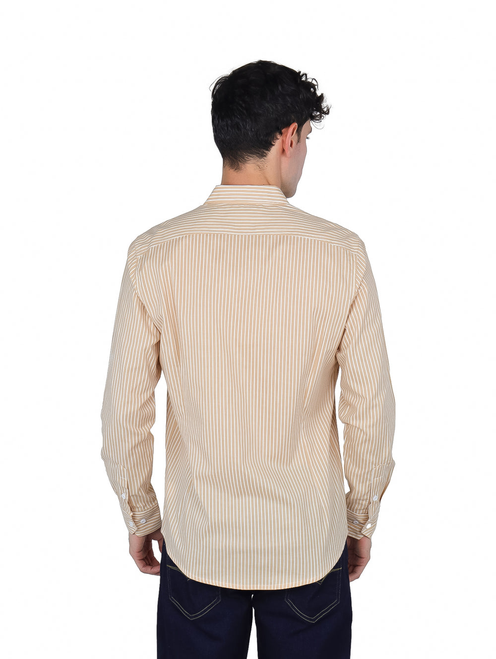 Hombre vistiendo una camisa de manga larga con rayas verticales en color beige y blanco.