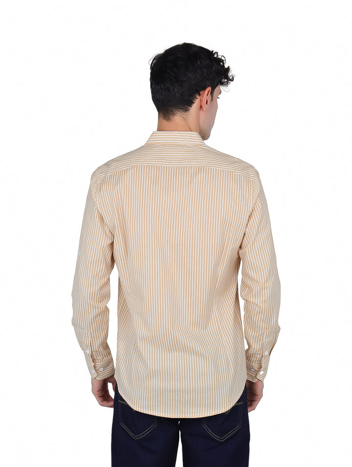 Hombre vistiendo una camisa de manga larga con rayas verticales en color beige y blanco.