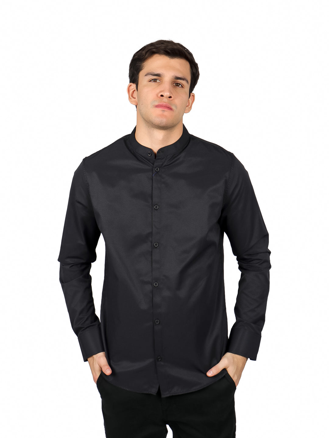 Hombre vistiendo camisa negra de manga larga con cuello mao y acabado brillante.