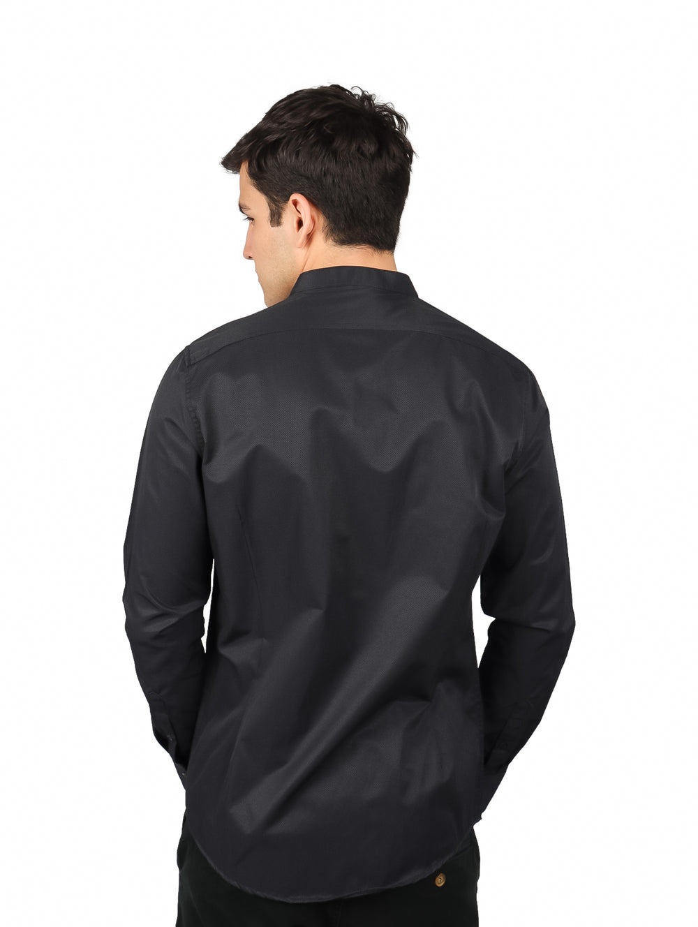 Hombre vistiendo camisa negra de manga larga con cuello mao y acabado brillante.
