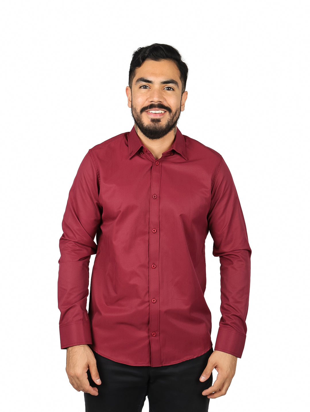 Hombre vistiendo una camisa de manga larga color vino lisa con botones.