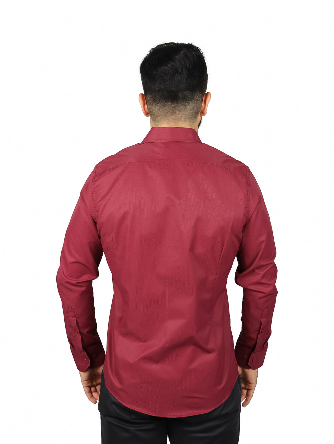 Hombre vistiendo una camisa de manga larga color vino lisa con botones.