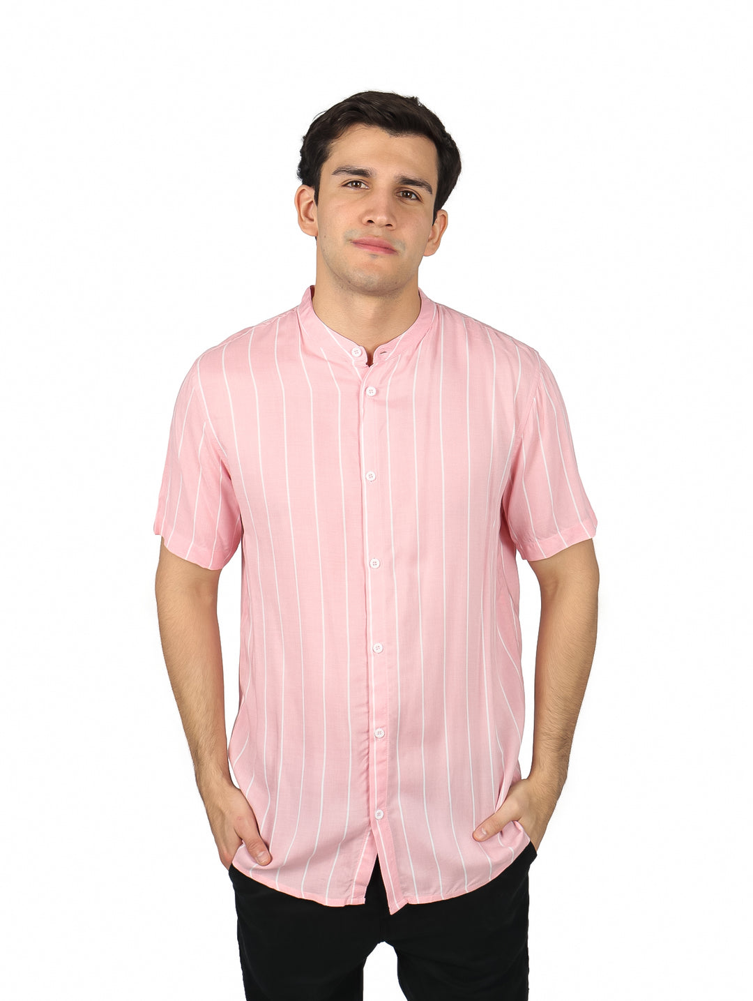 Camisa rosa de manga corta con rayas verticales blancas y cuello tipo Henley.