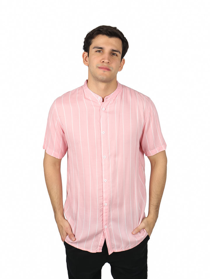 Camisa rosa de manga corta con rayas verticales blancas y cuello tipo Henley.