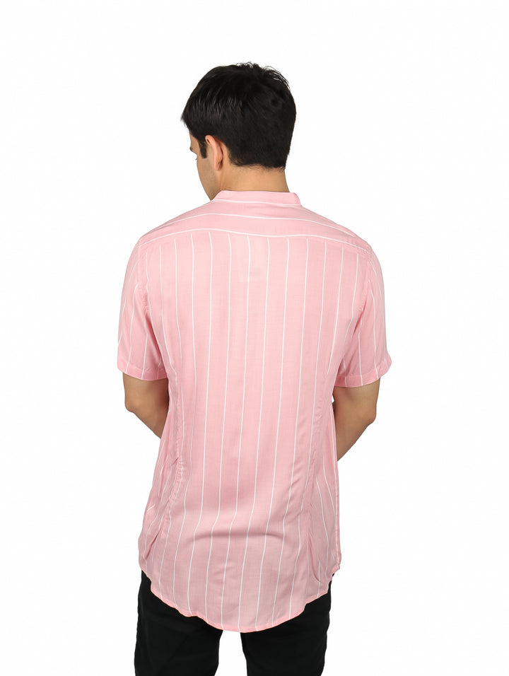 Camisa rosa de manga corta con rayas verticales blancas y cuello tipo Henley.