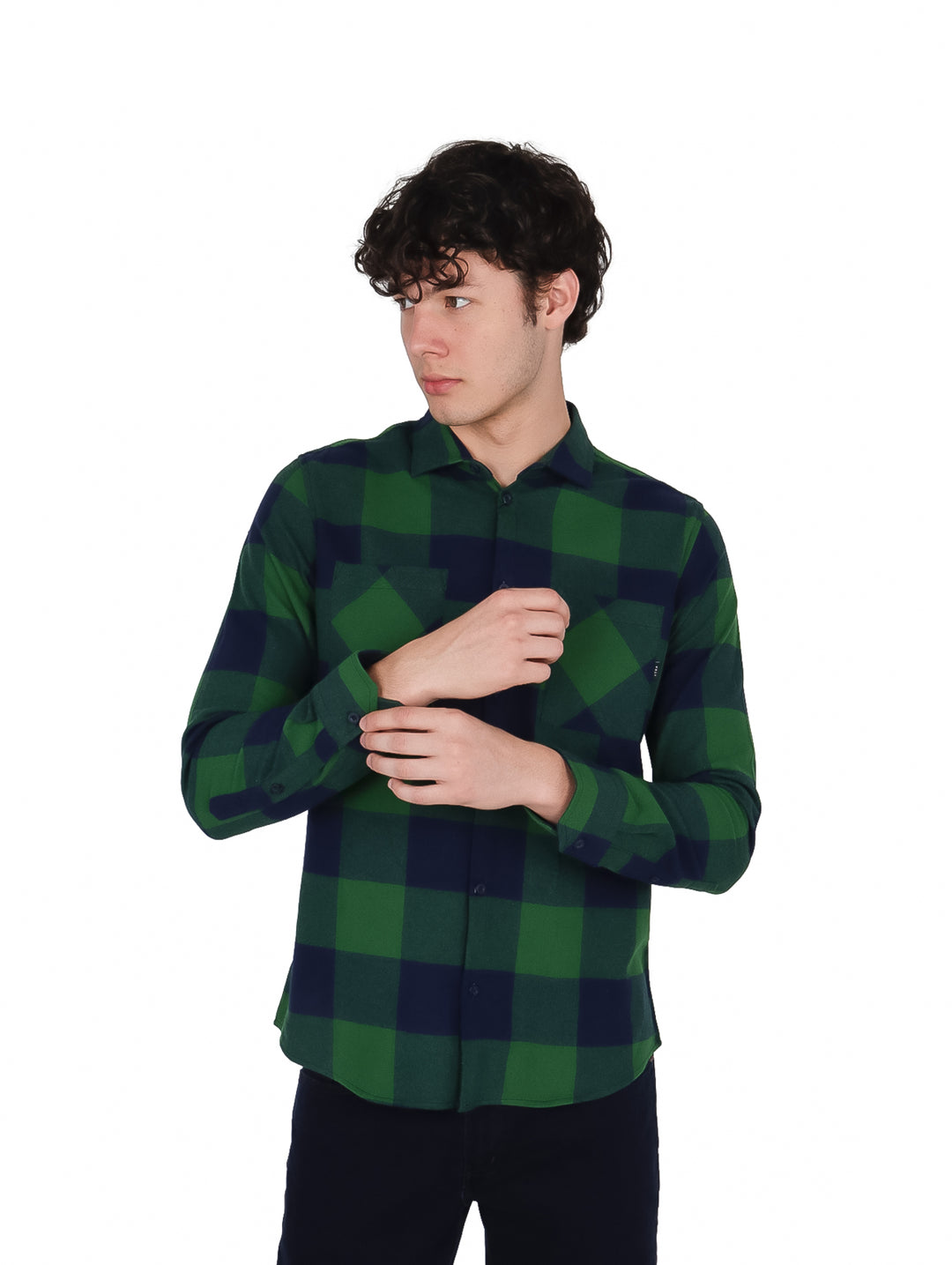 Hombre vistiendo una camisa de cuadros en colores verde y azul marino con manga larga.