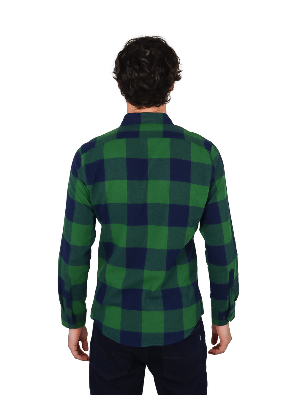 Hombre vistiendo una camisa de cuadros en colores verde y azul marino con manga larga.